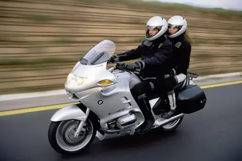 Para podróżuje na srebrnym BMW R 1100 RT. Mimo że to świetny motocykl turystyczny, warto znać jego potencjalne wady.
