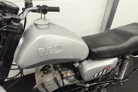 Srebrny MZ ETZ 125, idealny do rejestracji motocykla na zabytek bez dokumentów. Klasyk czeka na odrodzenie.