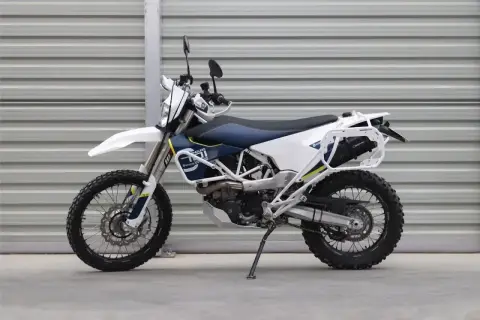 Gotowy na przygodę? Ten motocykl turystyczne enduro z bagażnikami czeka na odkrywanie nowych szlaków.