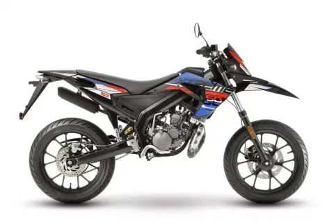 Czarny motocykl Derbi Senda 50 z niebiesko-czerwonymi grafikami. Idealny do poznawania jego danych technicznych.