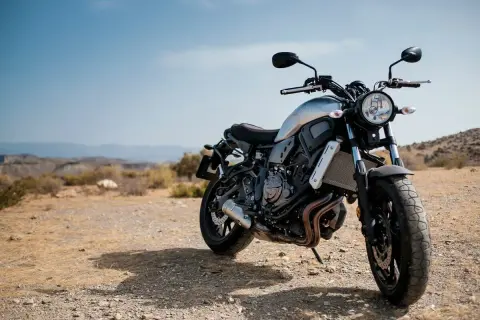 Motocykl z oponami na piasek gotowy na przygodę w pustynnym krajobrazie.