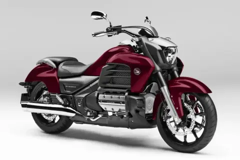 Potężna, czerwona Honda Valkyrie z chromowanymi detalami, gotowa na długie trasy.