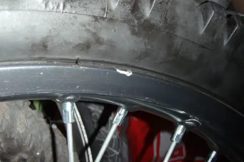 Szczegół felgi z widocznym wentylem, gotowym do wymiany wentyla bez zdejmowania opony.