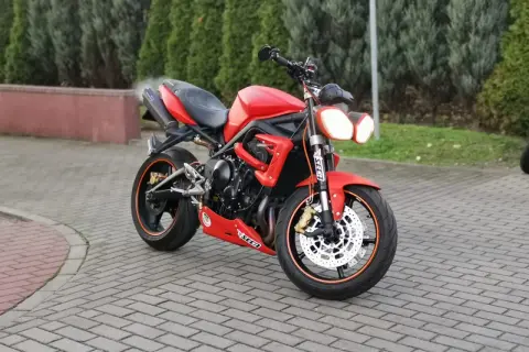 Czerwony Triumph 675 Street Triple gotowy do jazdy.