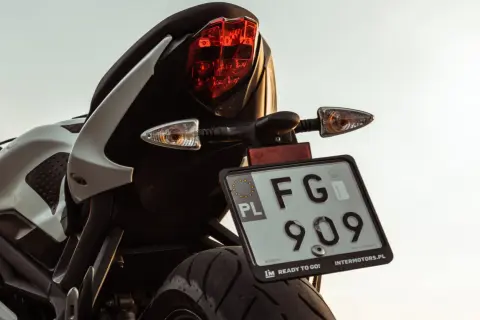 Tylna część motocykla z tablicą rejestracyjną FG 909. Dowiedz się, jak zarejestrować crossa, aby wyruszyć na przygodę!