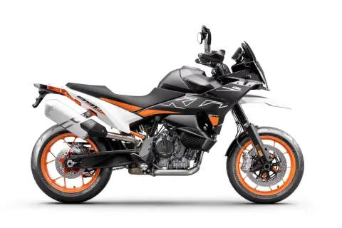 Czarny motocykl KTM 890 SMT z pomarańczowymi akcentami, gotowy na każdą drogę.