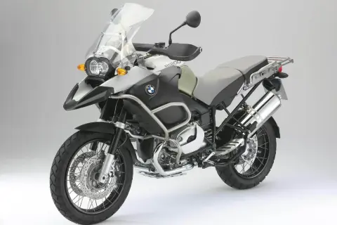 BMW GS 1200 Adventure: dane techniczne tego motocykla turystycznego. Potężny silnik, solidna konstrukcja, gotowy na każdą wyprawę.