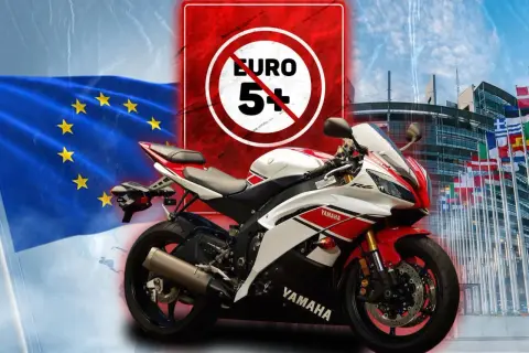 Sportowy motocykl Yamaha R6, symbolizujący moc, ale z zakazem Euro 5+. Flaga UE i budynek Parlamentu Europejskiego sugerują regulacje.