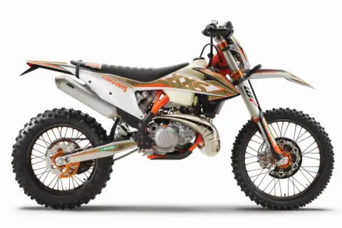 KTM EXC 300 2T dane techniczne: potężny dwusuwowy silnik, zawieszenie WP XPLOR, opony terenowe.