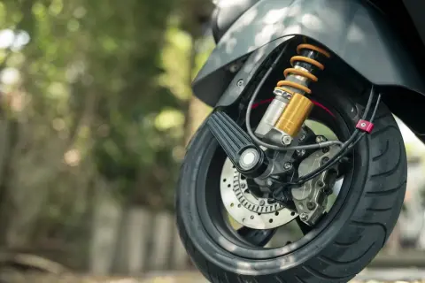 Szczegół przedniego koła motocykla z amortyzatorem. Idealny do umowy kupna sprzedaży motocykla.