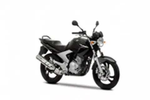 Czarny motocykl Yamaha YBR 250, gotowy do osiągnięcia swojej prędkości maksymalnej.