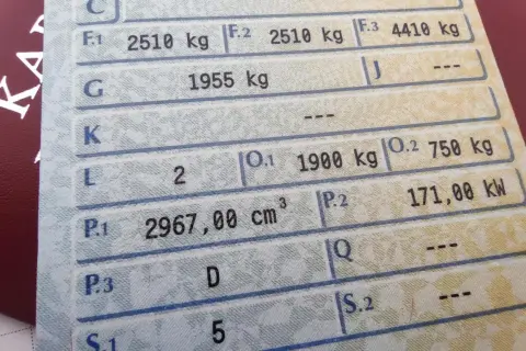Fragment dowodu rejestracyjnego z danymi pojazdu: masa 2510 kg, pojemność 2967 cm³, moc 171 kW.