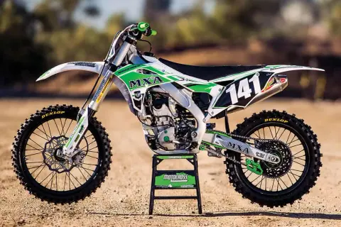 Zielony motocykl Kawasaki KXF 250 na stojaku. Ciekawe, kawasaki kxf 250 ile koni ma ten potwór?
