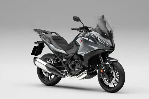 Szary motocykl turystyczny Honda NT 1100, idealny na długie trasy. Sprawdź honda nt 1100 dane techniczne.