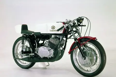 Klasyczny motocykl Yamaha z widocznymi bębnami hamulcowymi, które są jednym z rodzajów hamulców bębnowych.