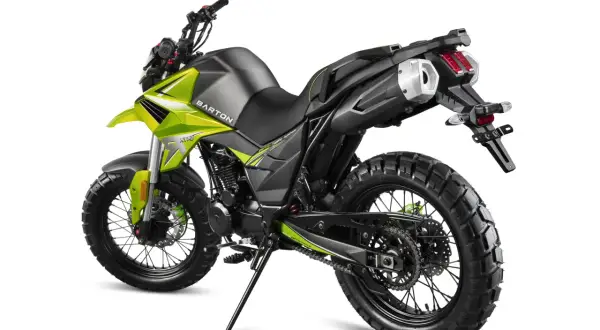 Zielony motocykl Barton Hyper 125 z agresywnym bieżnikiem, gotowy na zwiększenie mocy i przygody.
