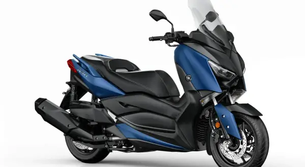 Niebieski skuter Yamaha X-MAX 400, gotowy do osiągnięcia swojej prędkości maksymalnej.