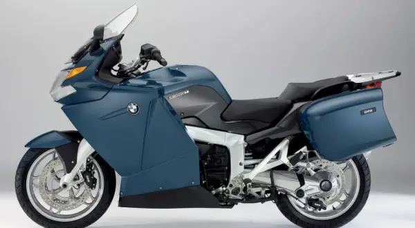 Niebieski motocykl BMW K 1200 GT, z kuframi. Choć piękny, jego wady mogą być znaczące dla niektórych kierowców.