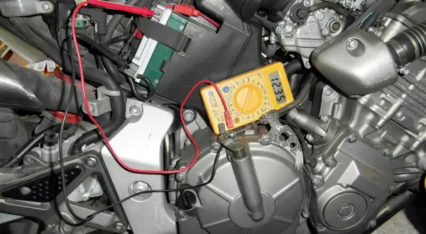 Jak sprawdzić ładowanie alternatora bez miernika? Multimetr pokazuje 12.35V, podłączony do akumulatora motocykla.