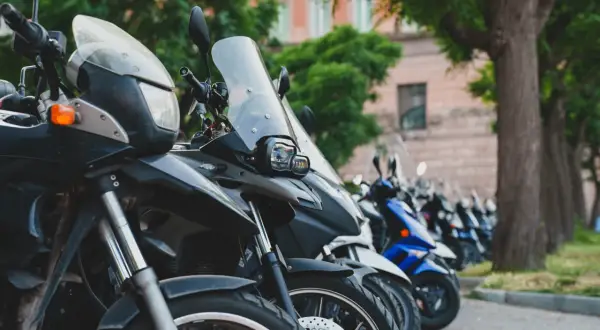 Różne rodzaje motocykli stojące w rzędzie, od sportowych po turystyczne, gotowe do jazdy.