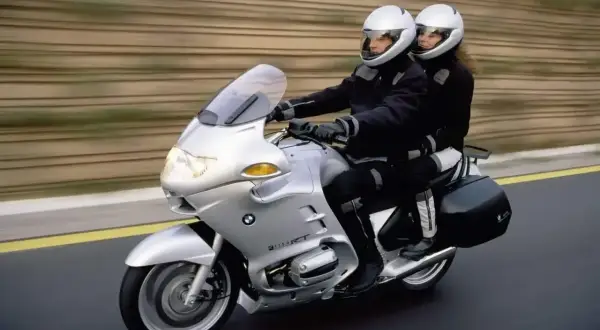 Para podróżuje na srebrnym BMW R 1100 RT. Mimo że to świetny motocykl turystyczny, warto znać jego potencjalne wady.