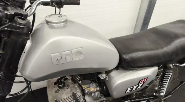 Srebrny MZ ETZ 125, idealny do rejestracji motocykla na zabytek bez dokumentów. Klasyk czeka na odrodzenie.