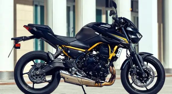 Czarny motocykl Kawasaki z żółtą ramą, gotowy na jazdę po A2. Sprawdź wymagania!