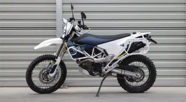 Gotowy na przygodę? Ten motocykl turystyczne enduro z bagażnikami czeka na odkrywanie nowych szlaków.