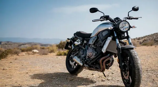Motocykl z oponami na piasek gotowy na przygodę w pustynnym krajobrazie.