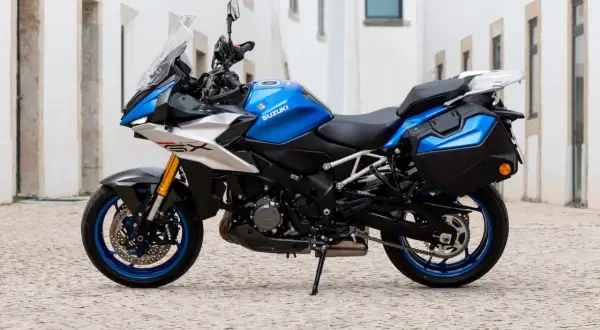 Niebieski motocykl Suzuki GSX S1000 z kuframi, gotowy na przygodę.