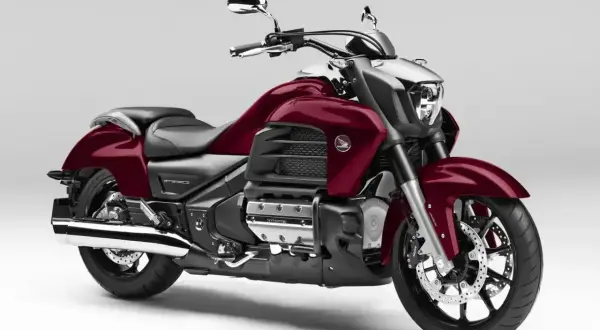 Potężna, czerwona Honda Valkyrie z chromowanymi detalami, gotowa na długie trasy.