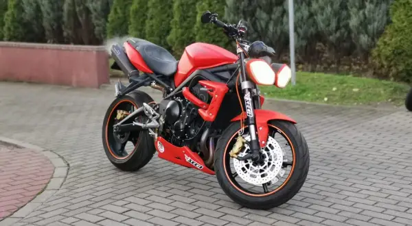 Czerwony Triumph 675 Street Triple gotowy do jazdy.