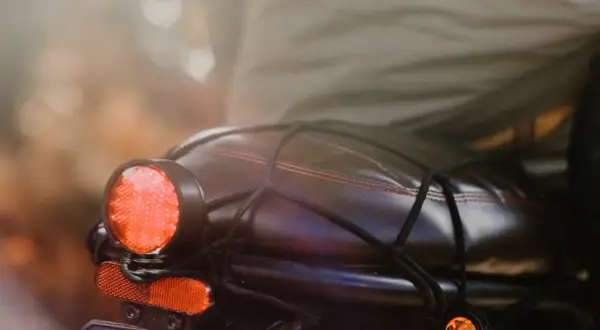 Tylne światło motocykla, czerwone i pomarańczowe, gotowe do sprawdzenia, jak sprawdzić czujnik stopu.