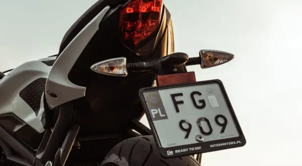Tylna część motocykla z tablicą rejestracyjną FG 909. Dowiedz się, jak zarejestrować crossa, aby wyruszyć na przygodę!