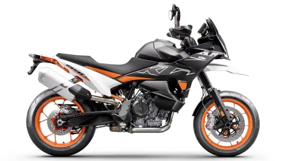 Czarny motocykl KTM 890 SMT z pomarańczowymi akcentami, gotowy na każdą drogę.