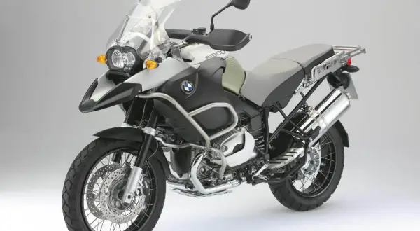 BMW GS 1200 Adventure: dane techniczne tego motocykla turystycznego. Potężny silnik, solidna konstrukcja, gotowy na każdą wyprawę.