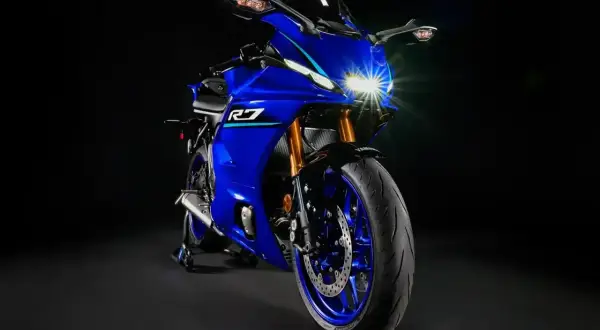 Niebieski motocykl sportowy Yamaha R7 z błyszczącym reflektorem. Poznaj jego yamaha r7 dane techniczne i poczuj moc.