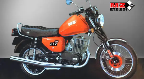Pomarańczowy motocykl MZ ETZ 251 z widocznym silnikiem i wydechem. Dane techniczne tego klasyka z NRD budzą nostalgię.