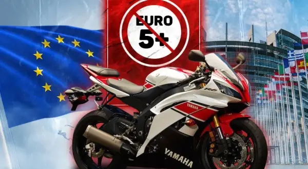 Sportowy motocykl Yamaha R6, symbolizujący moc, ale z zakazem Euro 5+. Flaga UE i budynek Parlamentu Europejskiego sugerują regulacje.