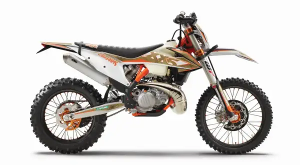 KTM EXC 300 2T dane techniczne: potężny dwusuwowy silnik, zawieszenie WP XPLOR, opony terenowe.