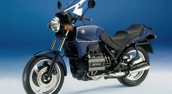 Granatowy motocykl BMW K75 z owiewką i widocznym silnikiem. Idealny do podróży, sprawdź jego bmw k75 dane techniczne.