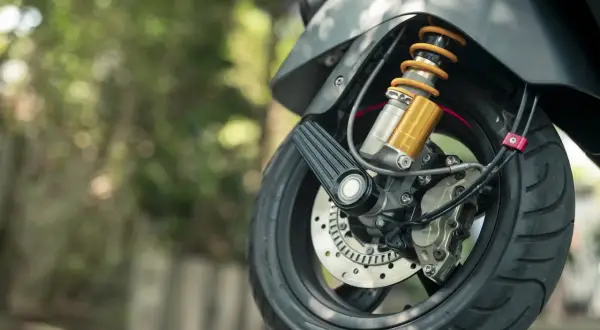 Szczegół przedniego koła motocykla z amortyzatorem. Idealny do umowy kupna sprzedaży motocykla.