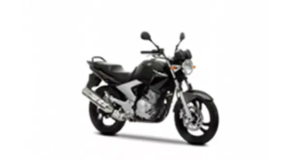 Czarny motocykl Yamaha YBR 250, gotowy do osiągnięcia swojej prędkości maksymalnej.