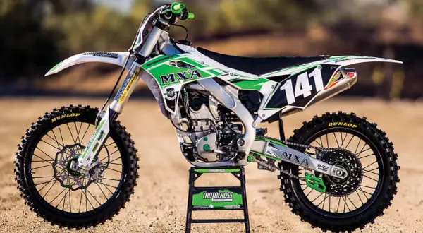 Zielony motocykl Kawasaki KXF 250 na stojaku. Ciekawe, kawasaki kxf 250 ile koni ma ten potwór?