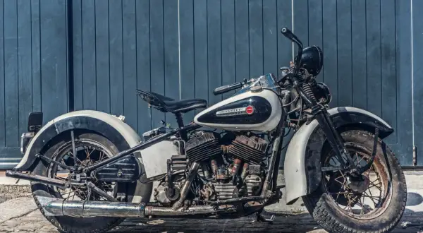 Stary motocykl Harley-Davidson, biało-czarny, z widocznym silnikiem. Idealny do rejestracji na zabytek bez dokumentów.