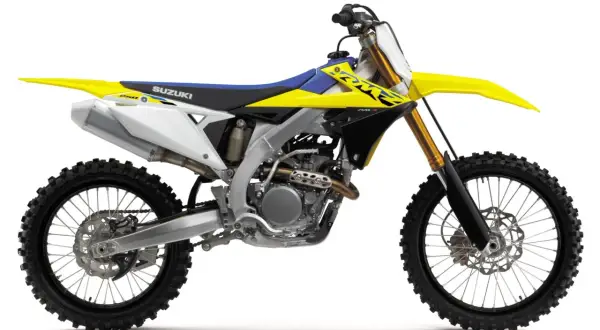 Suzuki RMZ 250 ile ile mocy, gotowy do wyścigów. Żółto-niebieski motocykl crossowy z białymi elementami.
