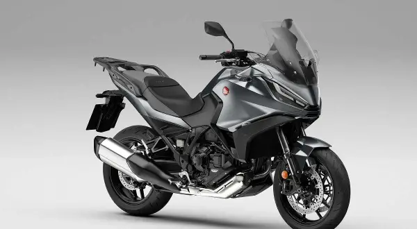 Szary motocykl turystyczny Honda NT 1100, idealny na długie trasy. Sprawdź honda nt 1100 dane techniczne.