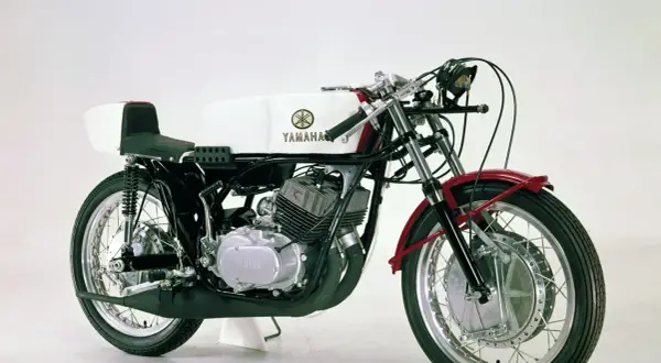 Klasyczny motocykl Yamaha z widocznymi bębnami hamulcowymi, które są jednym z rodzajów hamulców bębnowych.