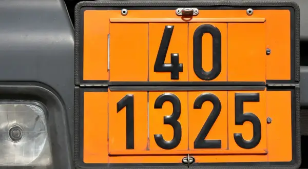 Pomarańczowe tablice rejestracyjne z numerami 40 i 1325 na ciężarówce.