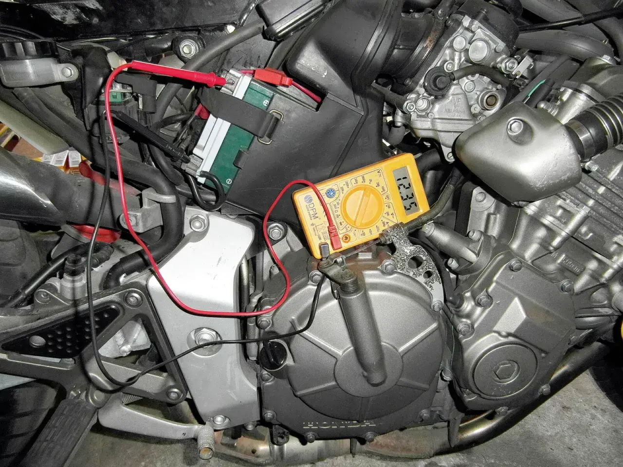 Jak sprawdzić ładowanie alternatora bez miernika? Multimetr pokazuje 12.35V, podłączony do akumulatora motocykla.